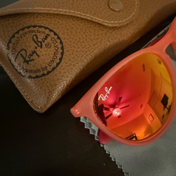 Authentic Ray-Ban Junior Erika Sunglasses + Original Case - Picture 2 of 2